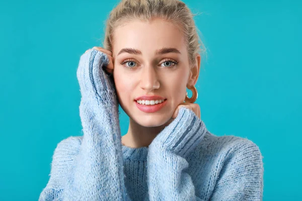 Hermosa Mujer Joven Suéter Cálido Sobre Fondo Color — Foto de Stock