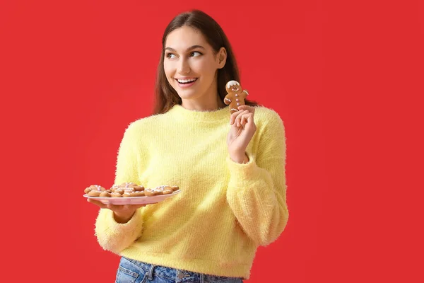 Beautiful Young Woman Tasty Gingerbread Cookies Color Background — Stock Photo, Image