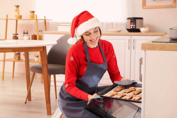 Young Woman Baking Tasty Gingerbread Cookies Christmas Eve — Stock Photo, Image