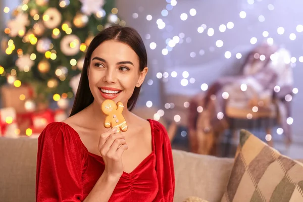 Schöne Junge Frau Isst Heiligabend Leckere Lebkuchen Hause — Stockfoto