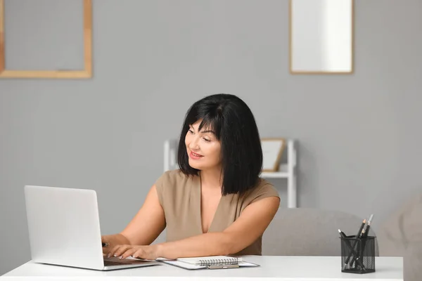 Porträtt Kvinnlig Psykolog Som Arbetar Laptop Kontoret — Stockfoto