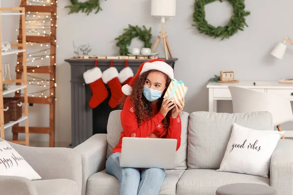 Jovem Afro Americana Comemorando Natal Casa Devido Epidemia Coronavírus — Fotografia de Stock