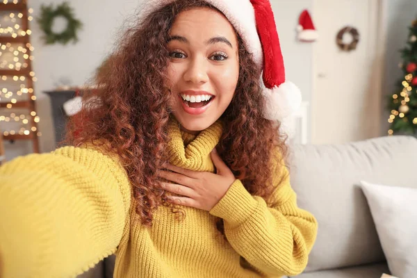 Joven Mujer Afroamericana Santa Hat Saludando Familia Videocall Debido Epidemia —  Fotos de Stock