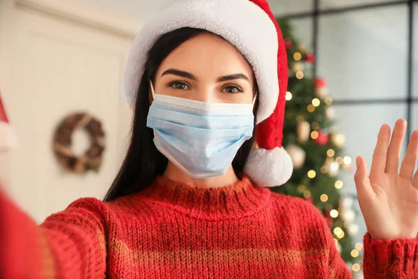 Young Woman Santa Hat Greeting Her Family Videocall Due Coronavirus — Stock Photo, Image