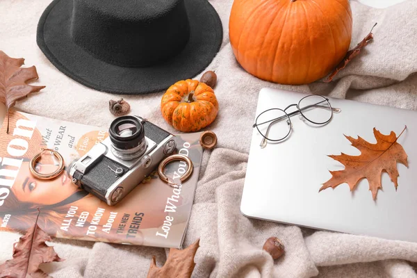 Composição Outono Com Roupas Elegantes Laptop Revista Câmera Fotográfica — Fotografia de Stock
