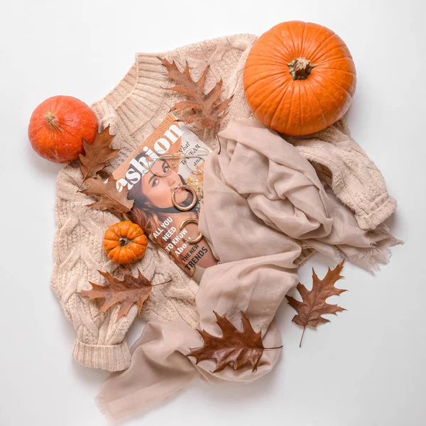 바탕에 멋있는 잡지를 곁들인 가을의 — 스톡 사진