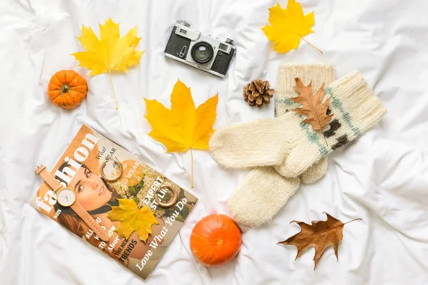 Mooie Herfstcompositie Met Gebreide Sokken Modeblad Fotocamera Witte Stofachtergrond — Stockfoto