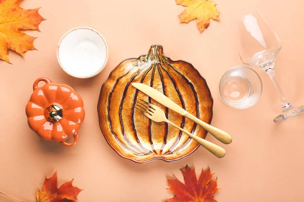Schöne Tischdekoration Für Thanksgiving Day Feier Auf Farbigem Hintergrund — Stockfoto
