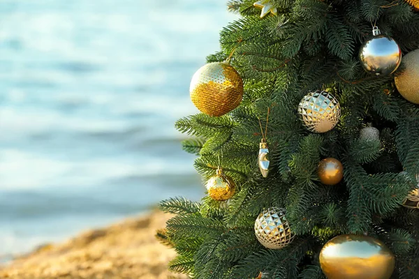 Árbol Navidad Decorado Playa Del Mar Primer Plano Concepto Vacaciones Imagen De Stock