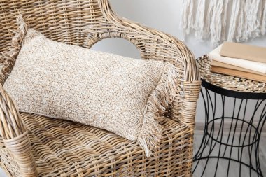 Odasında yastık olan şık bir koltuk.