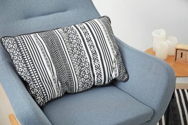 Odasında yastık olan şık bir koltuk.