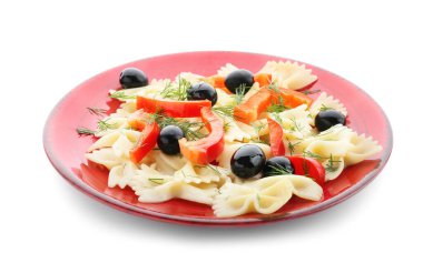 Beyaz arka planda lezzetli primavera makarnalı tabak.