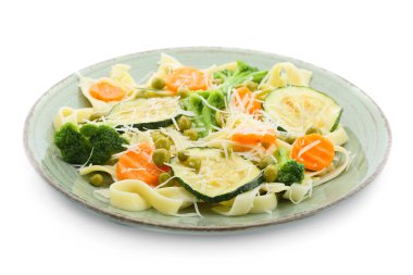 Beyaz arka planda lezzetli primavera makarnalı tabak.