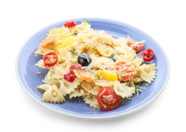 Beyaz arka planda lezzetli primavera makarnalı tabak.