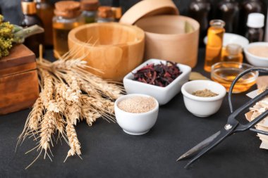 Simyacı masasında iksir hazırlamak için gerekli malzemeler.