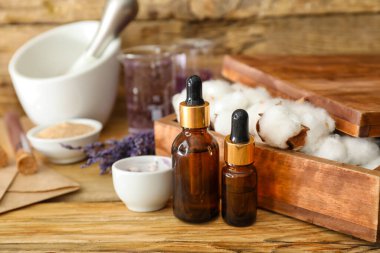 Simyacı masasında iksirli şişeler.