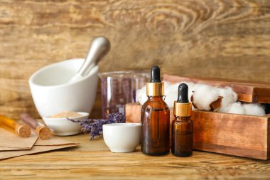 Simyacı masasında iksirli şişeler.