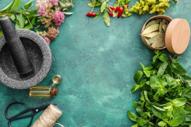 Simyacı masasında iksir hazırlamak için gerekli malzemeler.