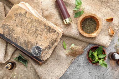 Simyacı masasında iksir hazırlamak için eski kitap ve malzemeler.