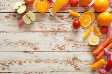 Taze ürünler ve beyaz ahşap arka planda mezuralar. Diyet kavramı