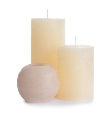 Beyaz arkaplanda mumlar