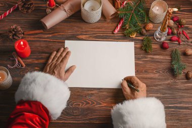 Masasında boş bir mektup olan Noel Baba.