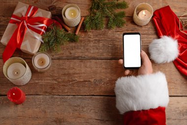 Masada cep telefonu olan Noel Baba.