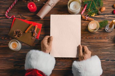 Masasında boş bir mektup olan Noel Baba.