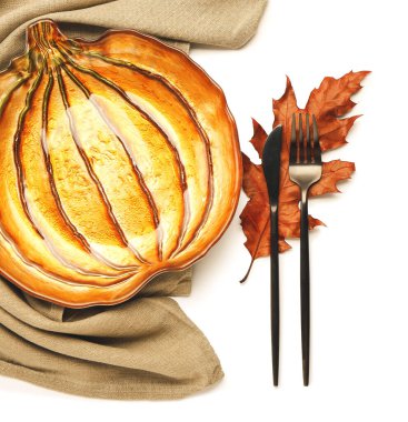 Beyaz arka planda Şükran Günü kutlaması için güzel bir masa.