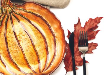 Beyaz arka planda Şükran Günü kutlaması için güzel bir masa.