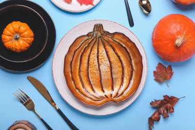 Renkli arka planda Şükran Günü kutlaması için güzel bir masa.