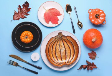 Renkli arka planda Şükran Günü kutlaması için güzel bir masa.