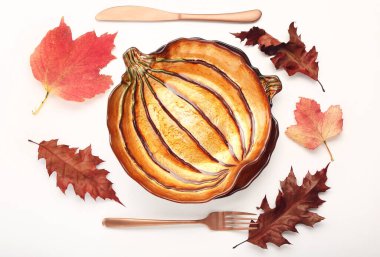 Beyaz arka planda Şükran Günü kutlaması için güzel bir masa.