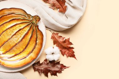 Şükran Günü kutlamaları için aydınlık arka planda güzel bir masa.