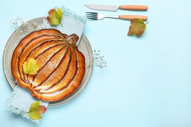 Renkli arka planda Şükran Günü kutlaması için güzel bir masa.