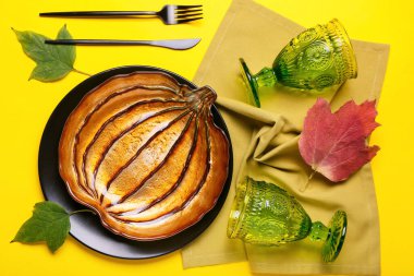 Renkli arka planda Şükran Günü kutlaması için güzel bir masa.