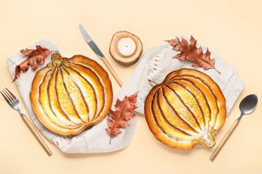 Şükran Günü kutlamaları için aydınlık arka planda güzel bir masa.