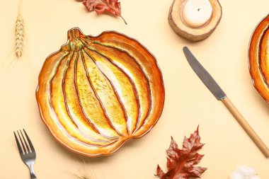 Şükran Günü kutlamaları için aydınlık arka planda güzel bir masa.