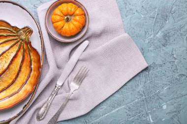 Renkli arka planda Şükran Günü kutlaması için güzel bir masa.