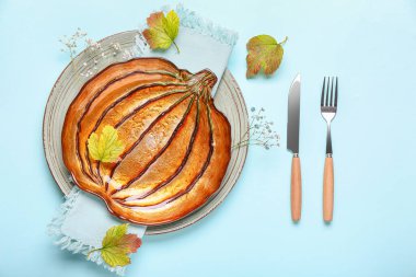 Renkli arka planda Şükran Günü kutlaması için güzel bir masa.