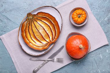 Renkli arka planda Şükran Günü kutlaması için güzel bir masa.