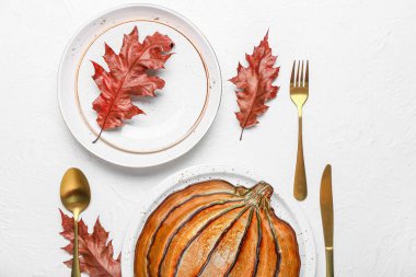 Beyaz arka planda Şükran Günü kutlaması için güzel bir masa.