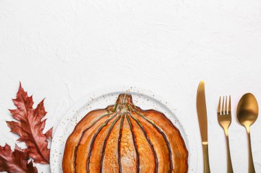 Beyaz arka planda Şükran Günü kutlaması için güzel bir masa.