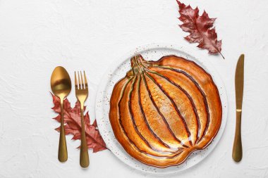 Beyaz arka planda Şükran Günü kutlaması için güzel bir masa.