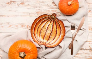 Tahta arka planda Şükran Günü kutlaması için güzel bir masa.