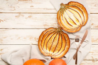 Tahta arka planda Şükran Günü kutlaması için güzel bir masa.