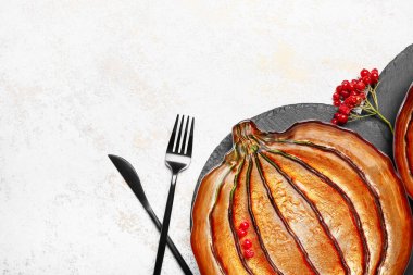 Şükran Günü kutlamaları için aydınlık arka planda güzel bir masa.