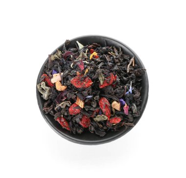 Beyaz arka planda kuru meyve çayı ile kase