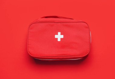 Renk arkaplanı üzerine ilk yardım çantası
