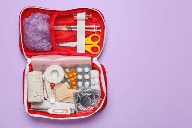 Renk arkaplanı üzerine ilk yardım çantası